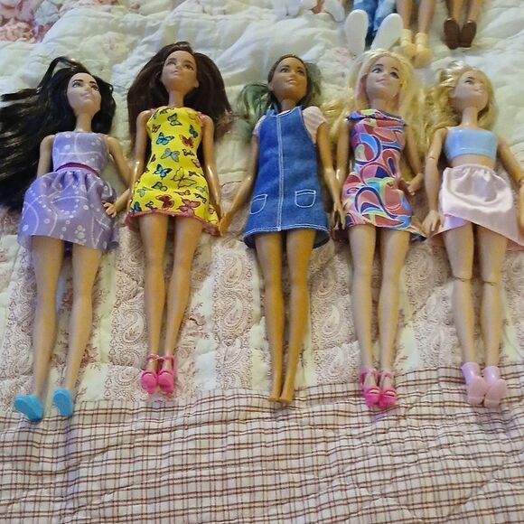 Lot of Barbies - Picture 1 of 3